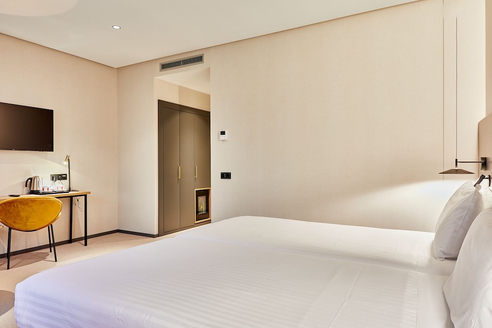 Deluxe Room - Photo 5