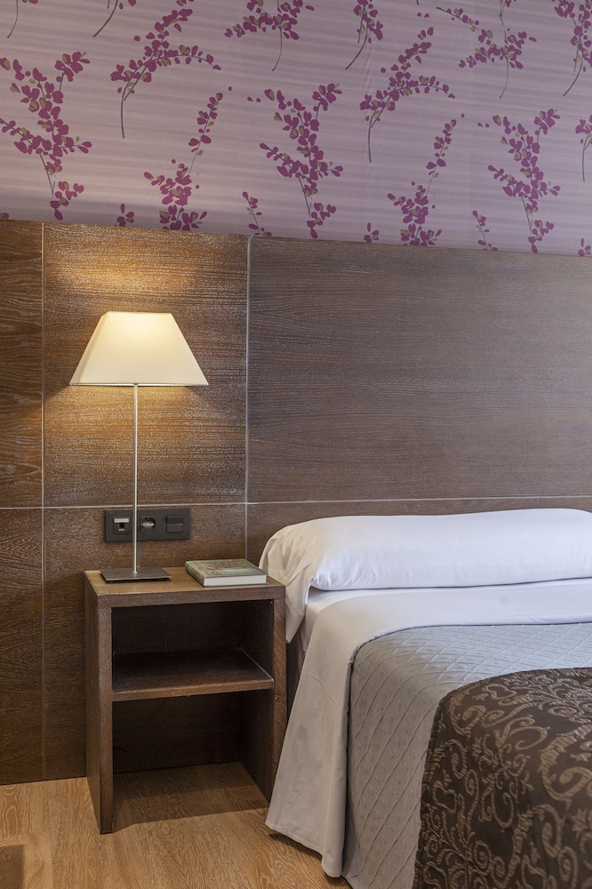 Twin Room - Photo 15