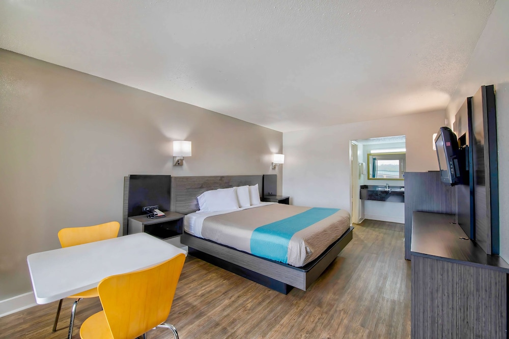 Deluxe Room, 1 King Bed, Smoking, Refrigerator & Microwave photo 3