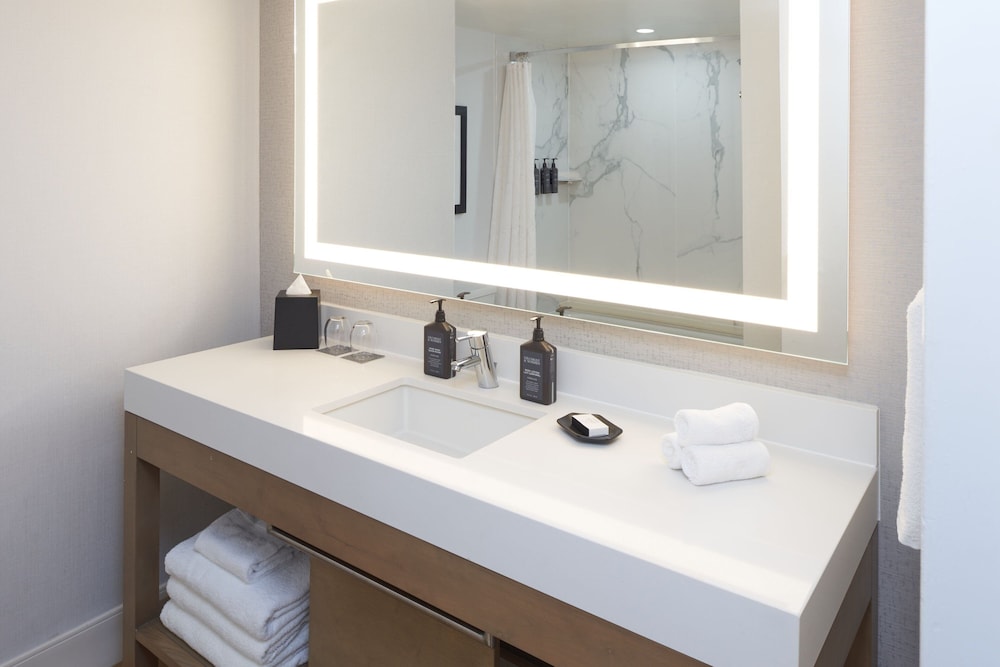 Room, 2 Queen Beds, City View - Photo 6