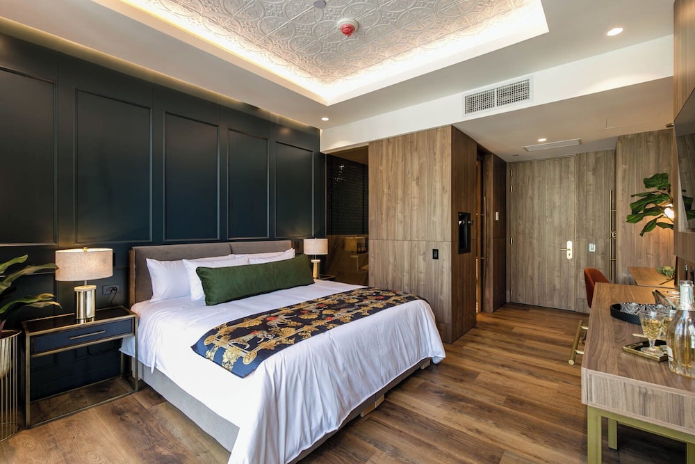 King Suite - High Floor photo 3