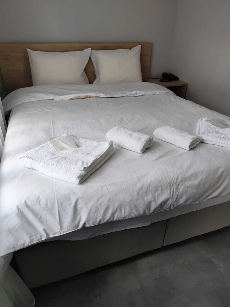 Standard Room, 1 Queen Bed, Ensuite, Corner photo 1
