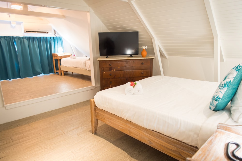 Room, Multiple Beds, Non Smoking, Pool View