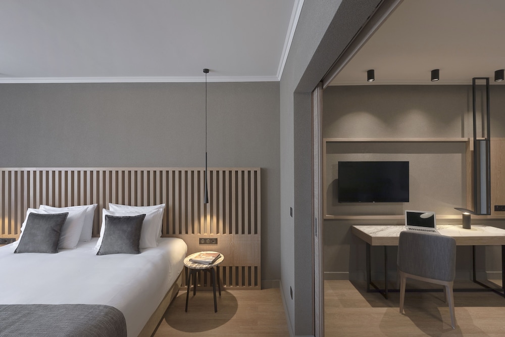 Executive Suite - Photo 1