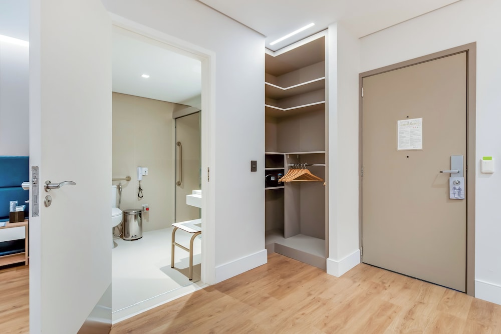 Deluxe Room, Mobility Accessible