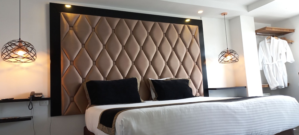 Luxury Suite, 1 King Bed, Non Smoking, City View