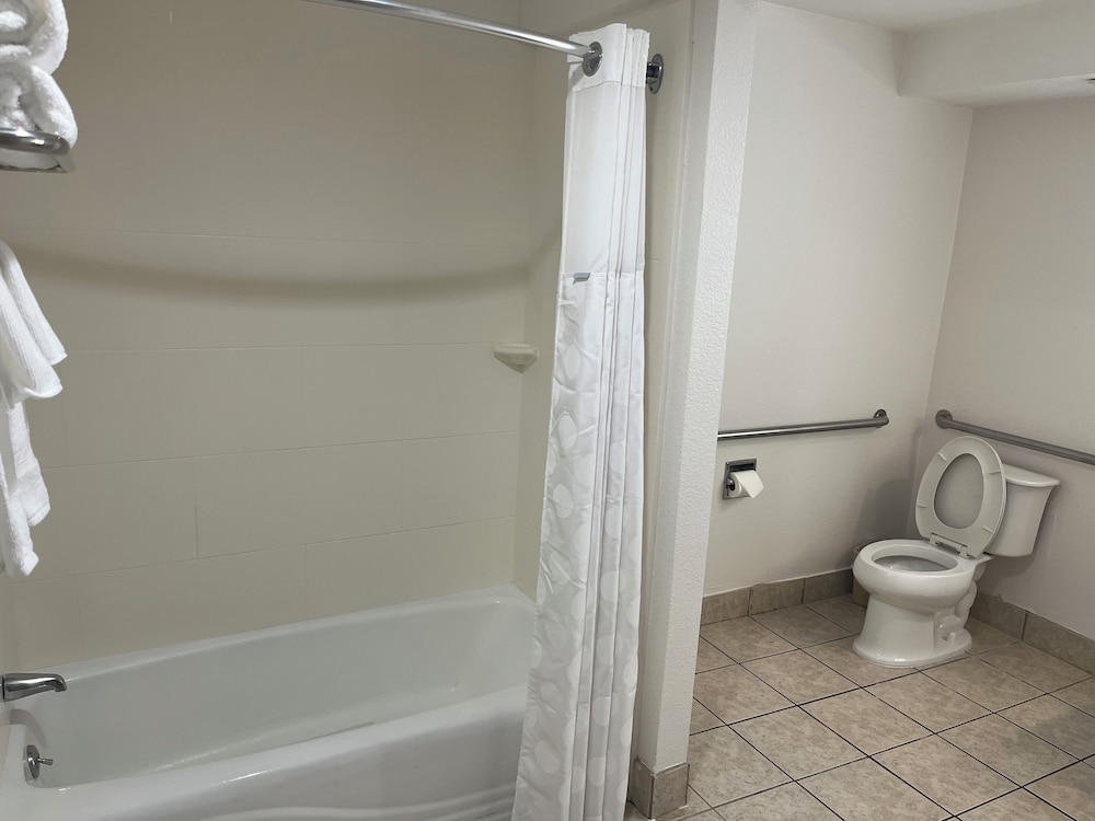 Room, 1 Queen Bed, Mobility Accessible, Non Smoking (Bathtub W/grab Bars) photo 2