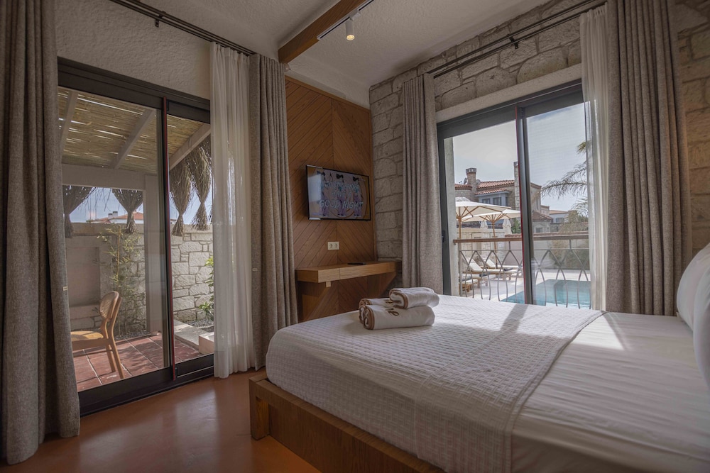 Deluxe Room - Photo 12