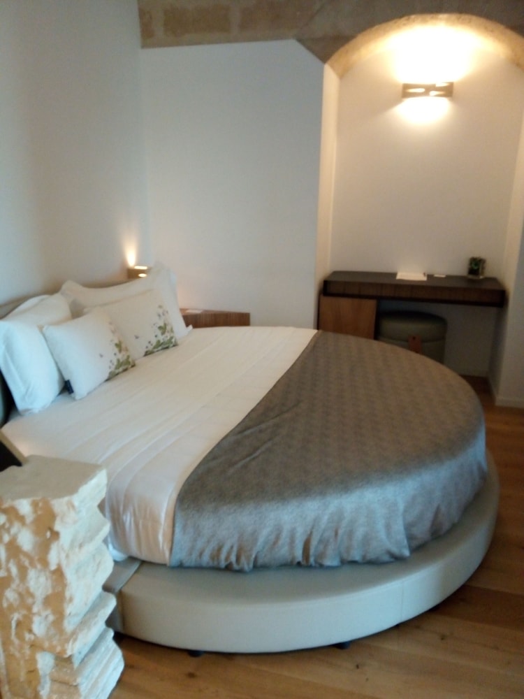 Suite, 1 King Bed with Sofa bed