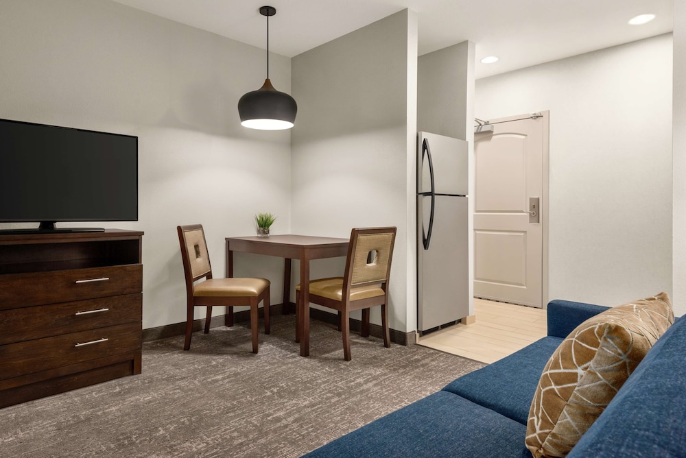 Suite, 1 Queen Bed - Photo 4
