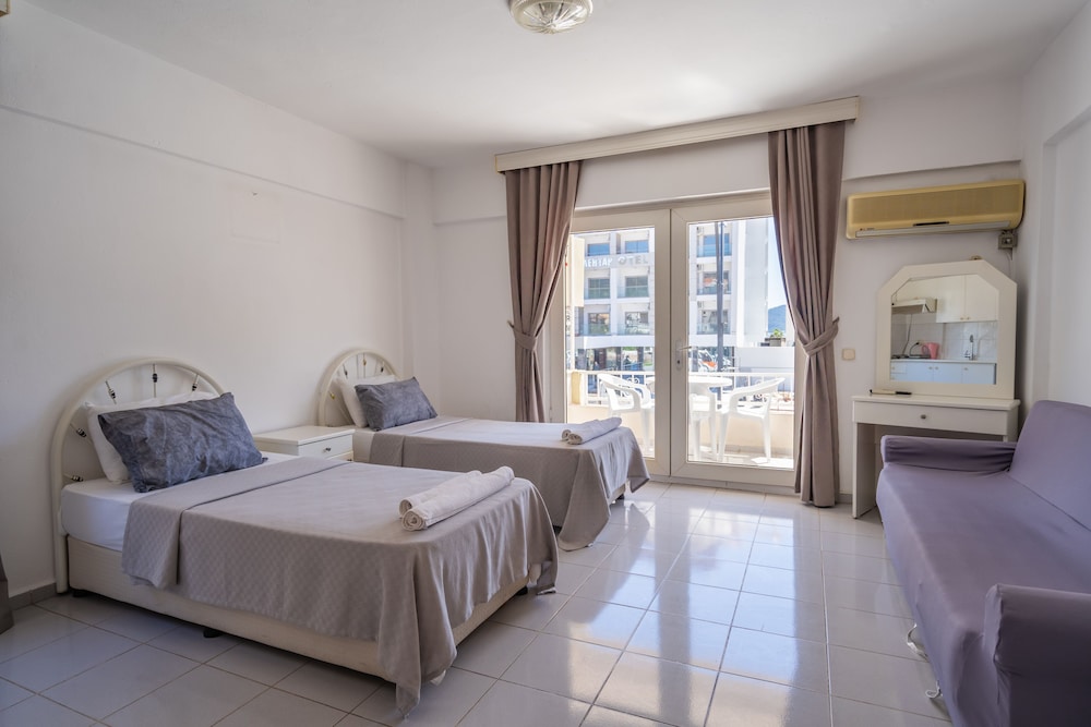Standard Twin Room, Partial Sea View