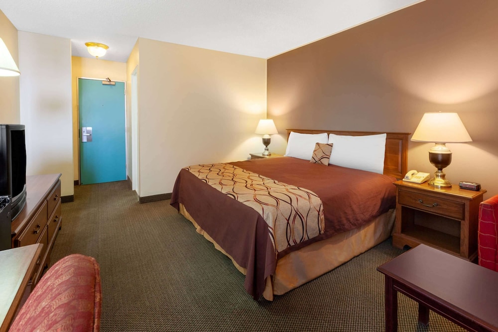 Room, 1 King Bed, Non Smoking - Photo 2