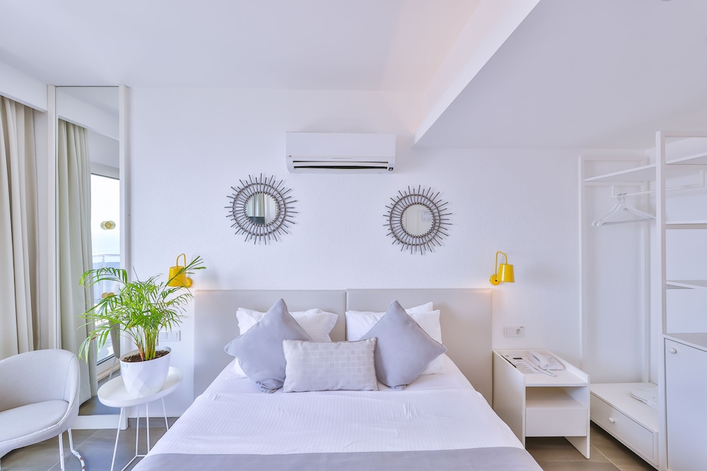 Standard Double or Twin Room, Balcony, Partial Sea View photo 3