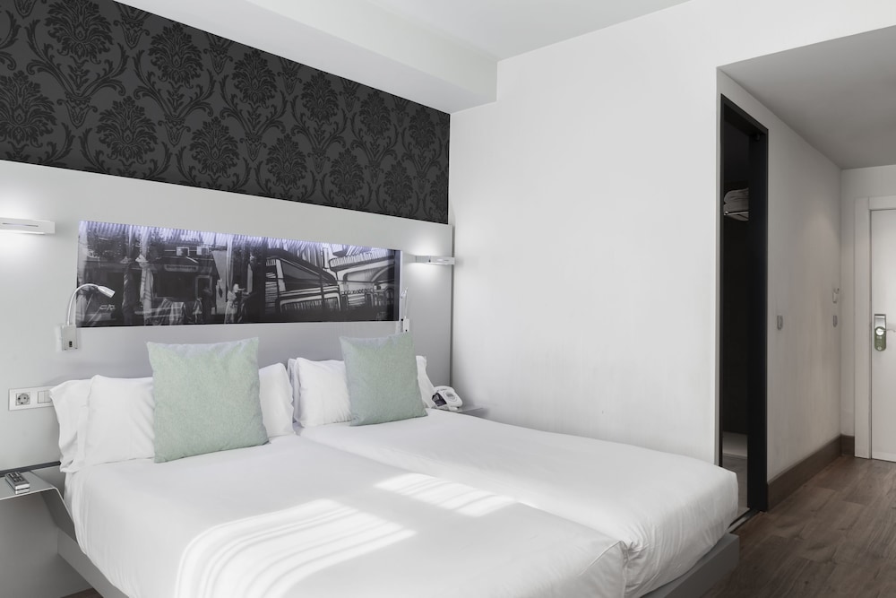 Standard Double Room - Photo 6
