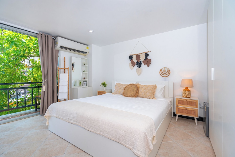 King Room with Balcony - Photo 2