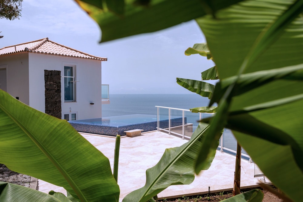 Luxury House photo 2