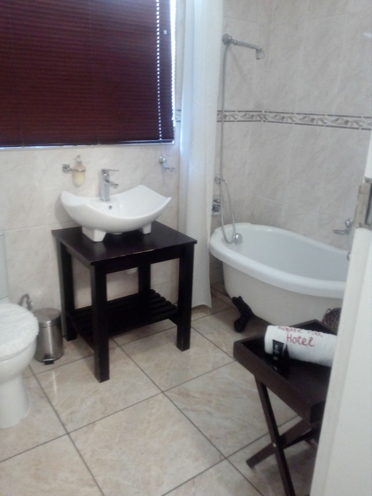 Executive House, 4 Bedrooms, Accessible, Pool View photo 3