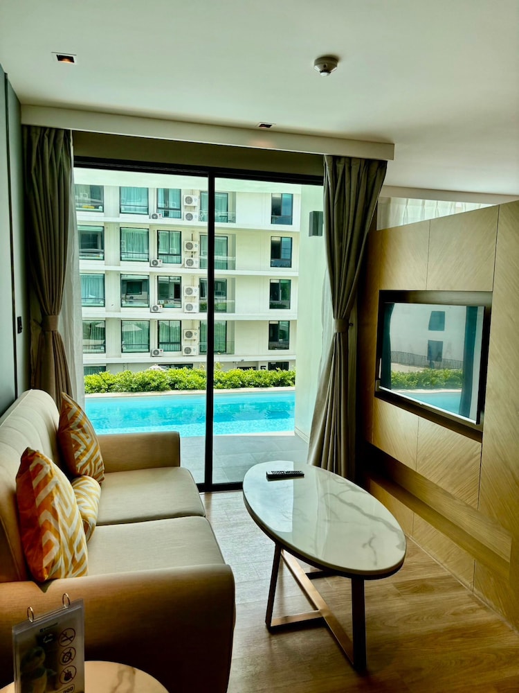 Deluxe Pool Access - Photo 1
