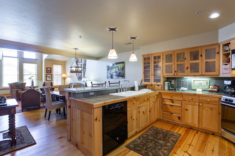 Condo, 3 Bedrooms