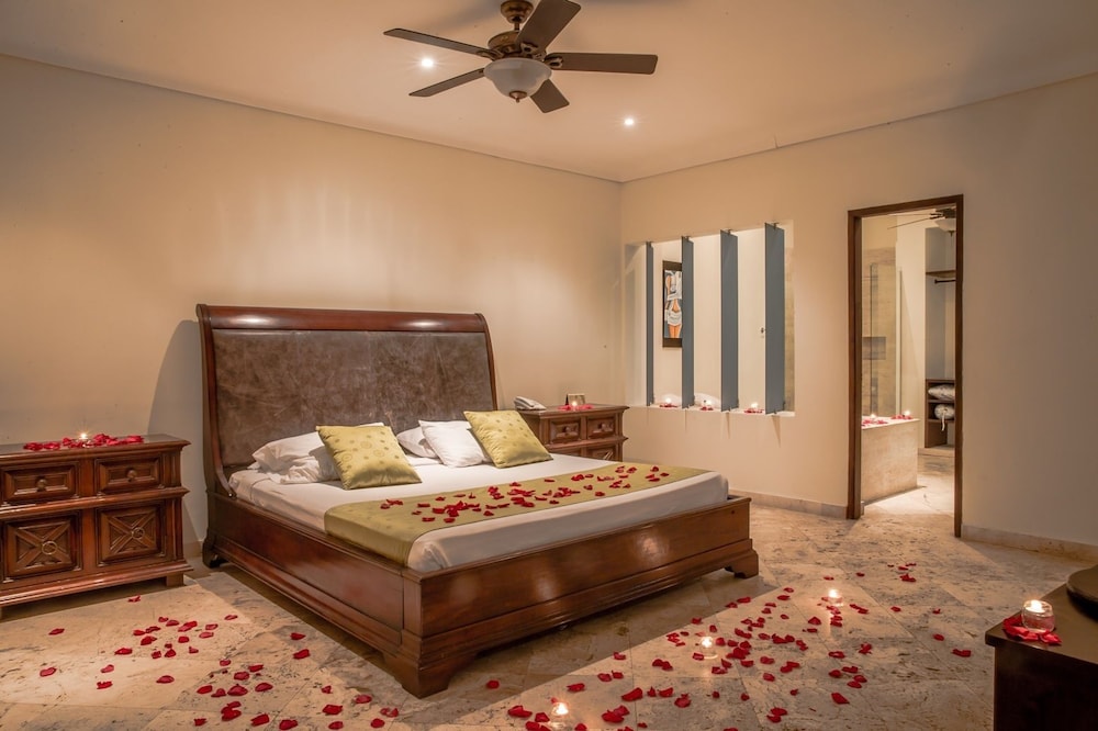 Suite, 1 King Bed photo 2