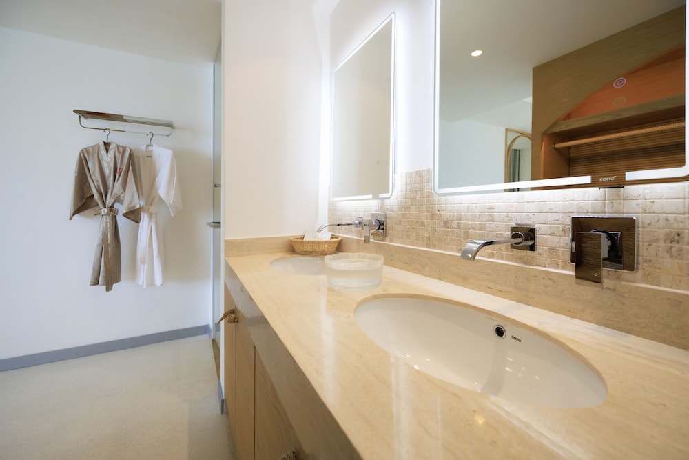 Deluxe Suite with Sea View - Photo 4