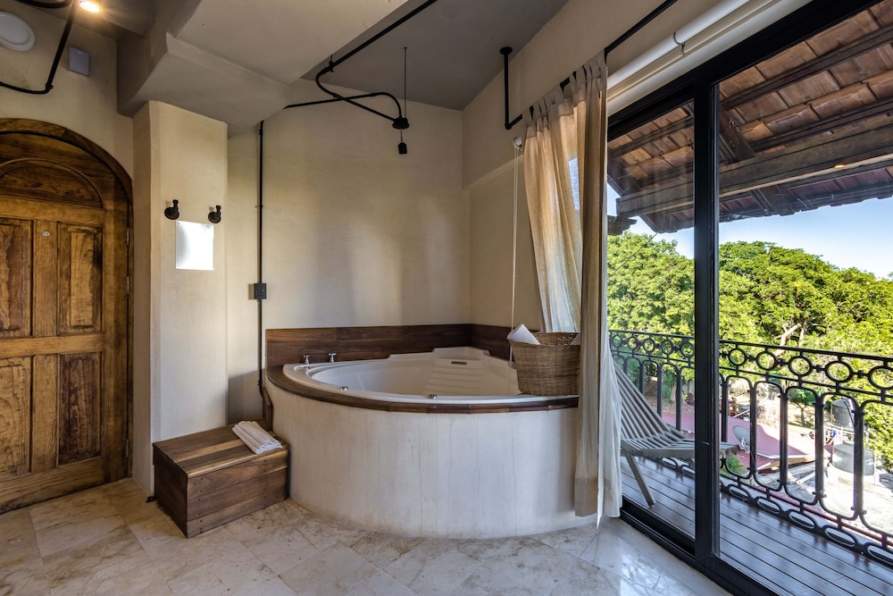 Master Double Suite with Jacuzzi Balcony and City Views - Photo 8