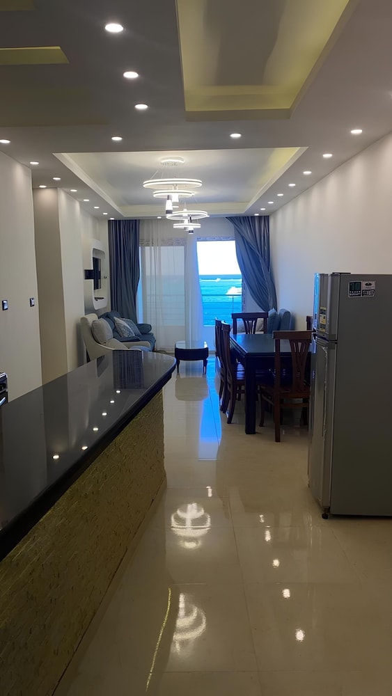 Family Apartment, 2 Bedrooms, Sea View photo 3