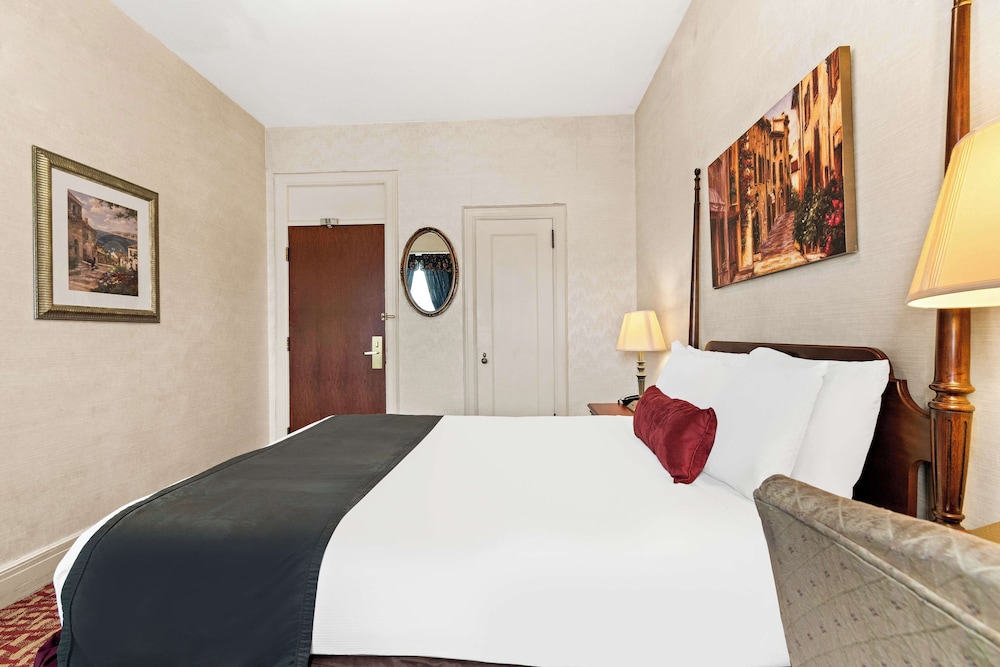 Suite, 1 Queen Bed, Non Smoking, Kitchenette (Living Room)