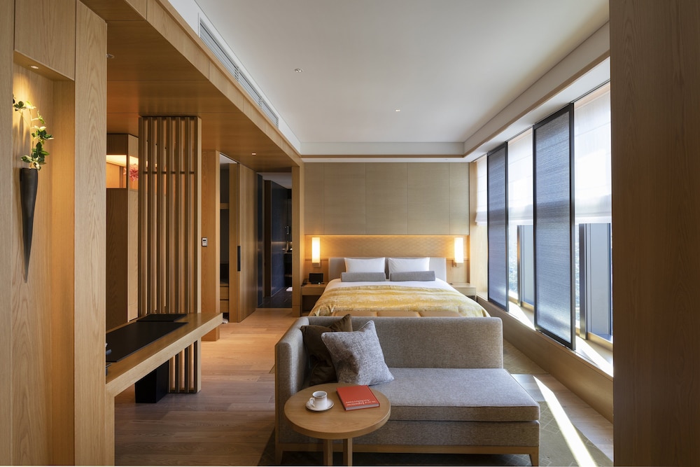 Heritage Premier King Smoking (Breakfast & Club Lounge Access) Junior Suite 63sqm