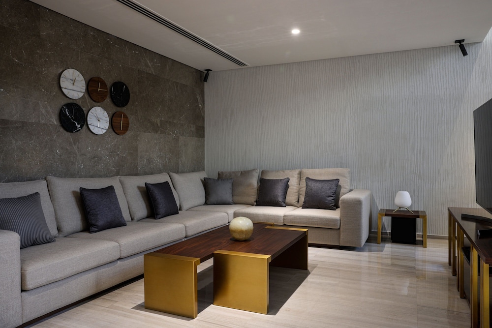 Royal Suite, 2 Bedrooms photo 2