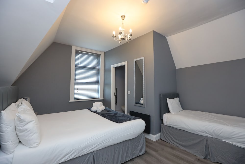 Suite, Ensuite - Photo 1