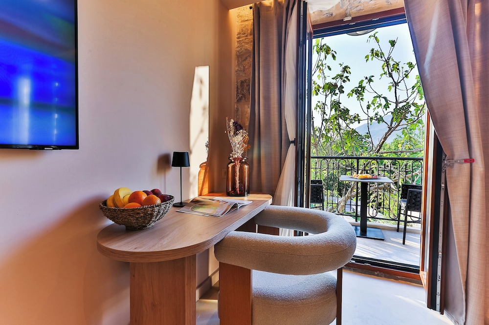 Junior Suite, Pool View photo 3