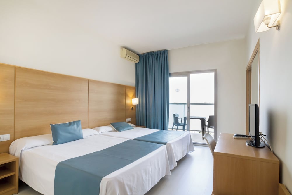 Standard Quadruple Room, 1 Bedroom, Pool View (3 adults + 1 child) - Photo 1