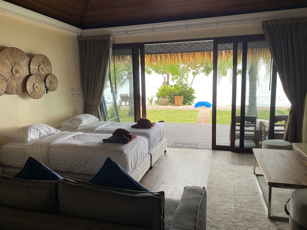 Luxury Beachfront Villa - Photo 1