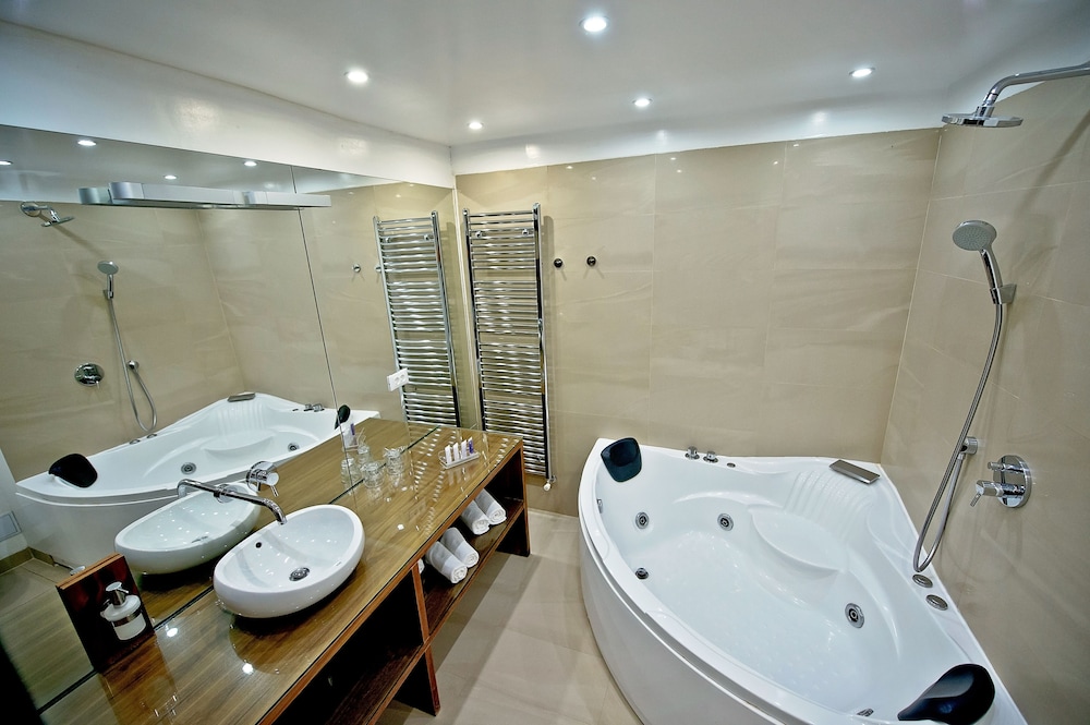 Deluxe Double or Twin Room - Photo 22