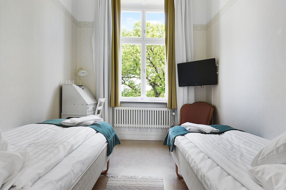 Economy Double or Twin Room, 2 Twin Beds, Shared Bathroom, Partial Ocean View