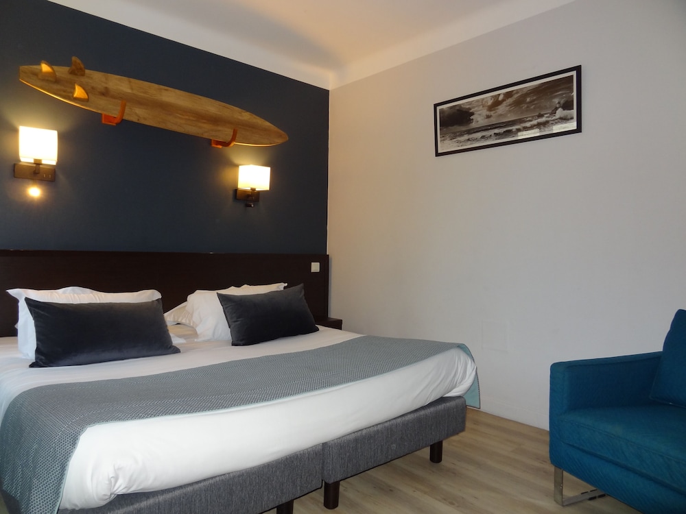 Quadruple Room, 1 Queen Bed with Sofa bed, Courtyard View - Photo 1