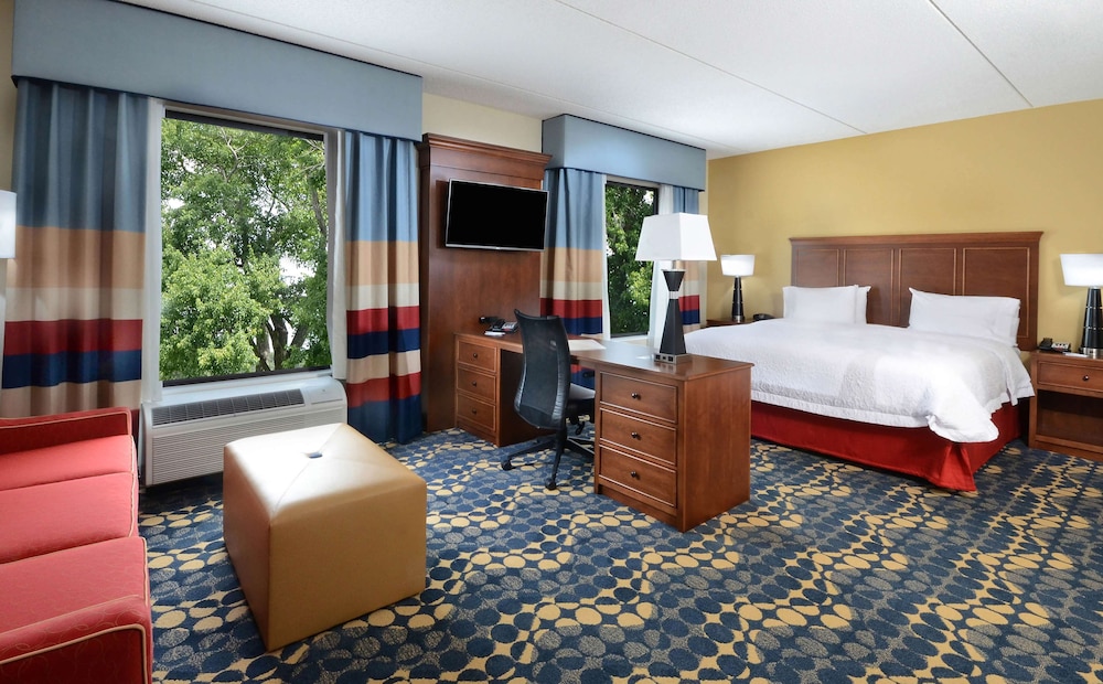 Studio Suite, 1 King Bed, Micro/Fridge, Mobility/Hearing Acc., Roll-In Shower, NS photo 2