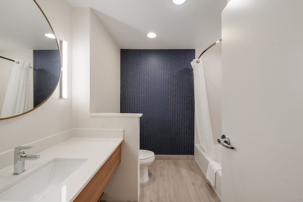 Room, 2 Queen Beds (Hearing Accessible) - Photo 2
