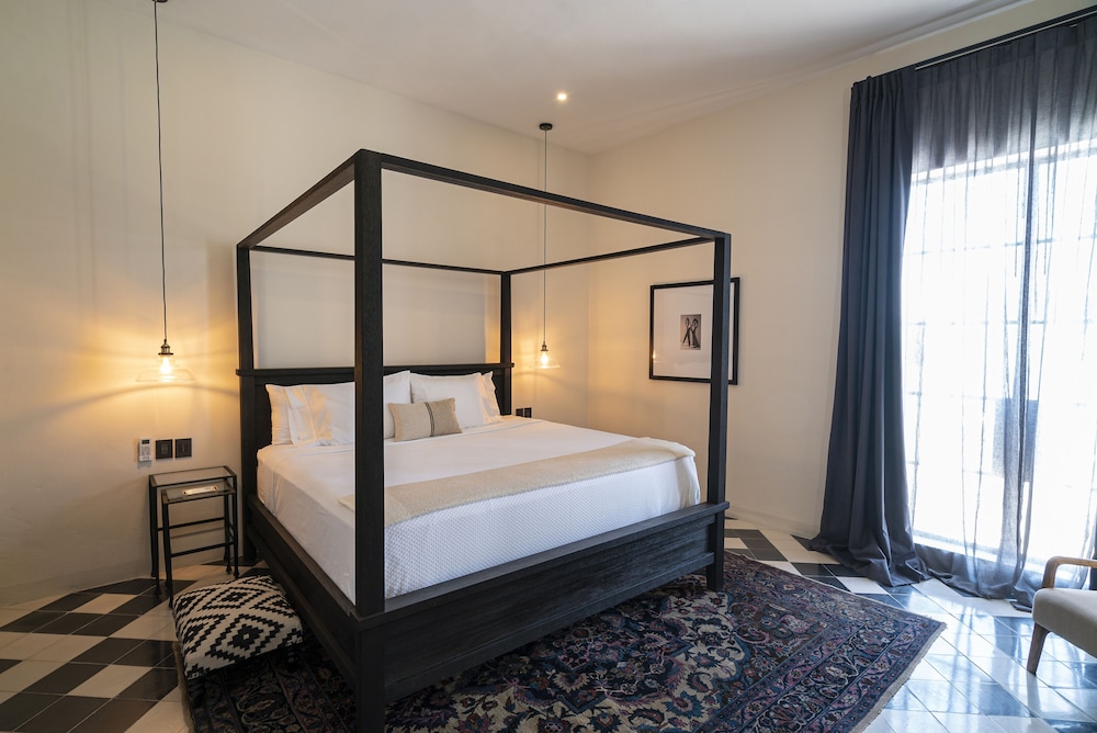 Luxury Room, 1 King Bed, Pool View photo 1