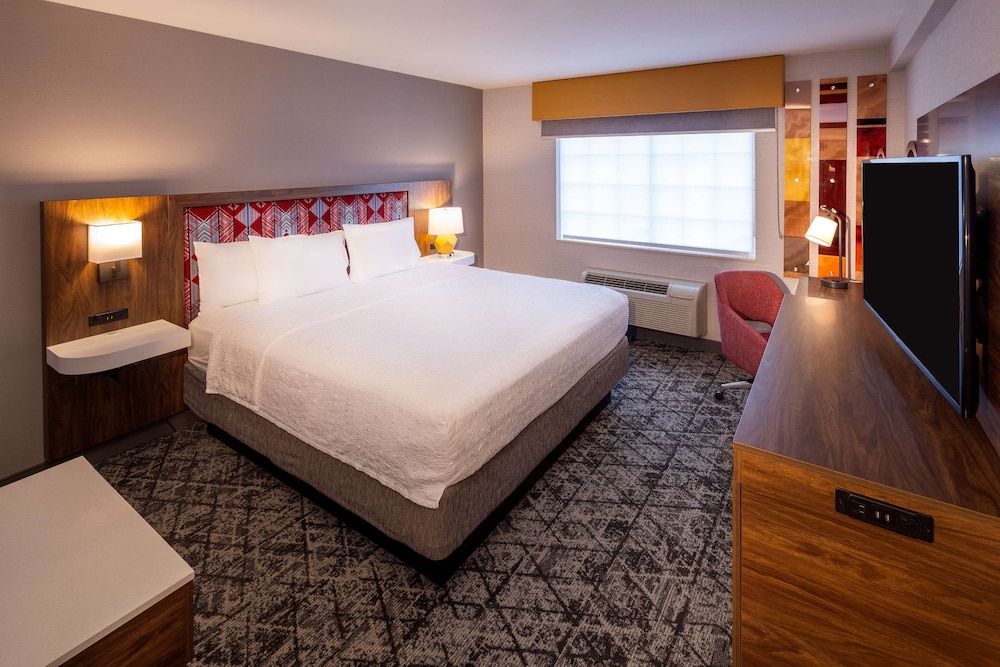 Suite, 1 King Bed, Accessible, Non Smoking (Bathtub) - Photo 1