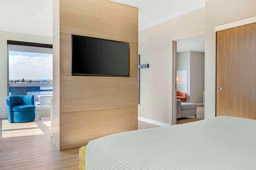 Suite, 1 King Bed, Non Smoking (Upgrade) - Photo 13