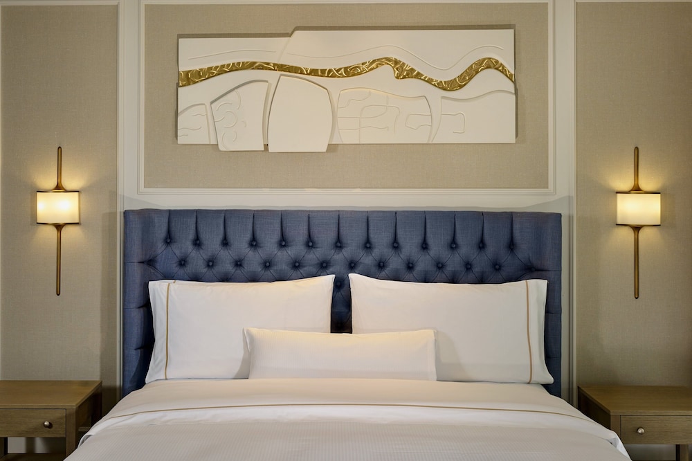 Deluxe Room, 1 King Bed, City View (Balcony)
