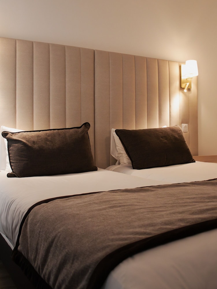 Superior Double Room thumbnail 5