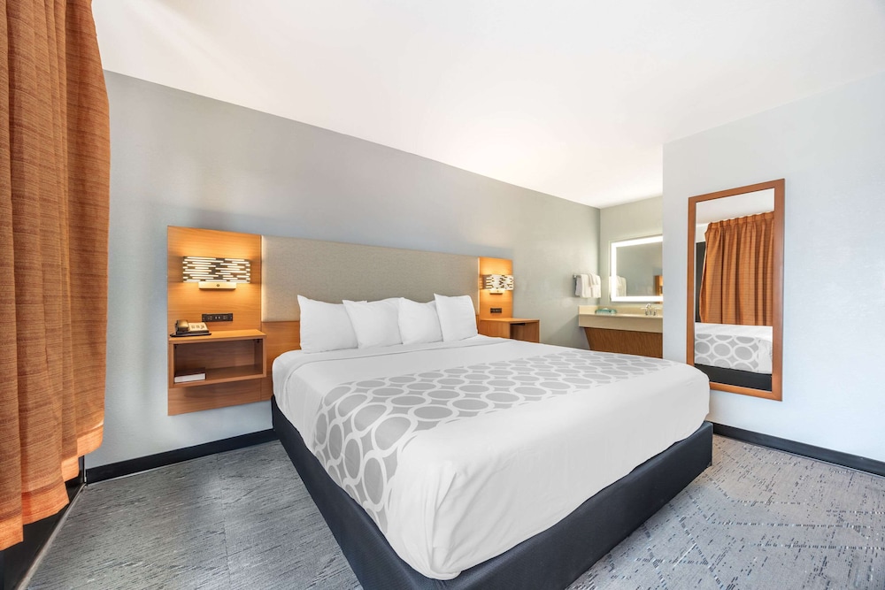 Room, Multiple Beds, Non Smoking - Photo 5