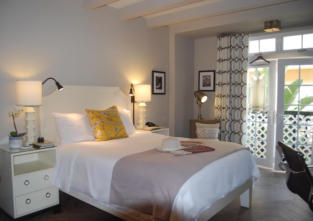 Executive Room, 1 King Bed, Refrigerator & Microwave, Courtyard View