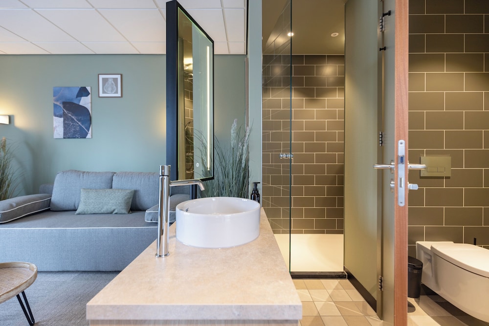 Suite, Balcony and Bathtub - Photo 5