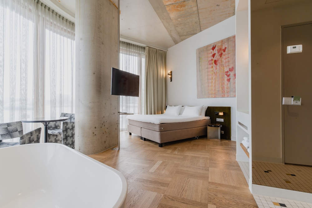 Junior Suite, 1 Twin Bed, Lake View
