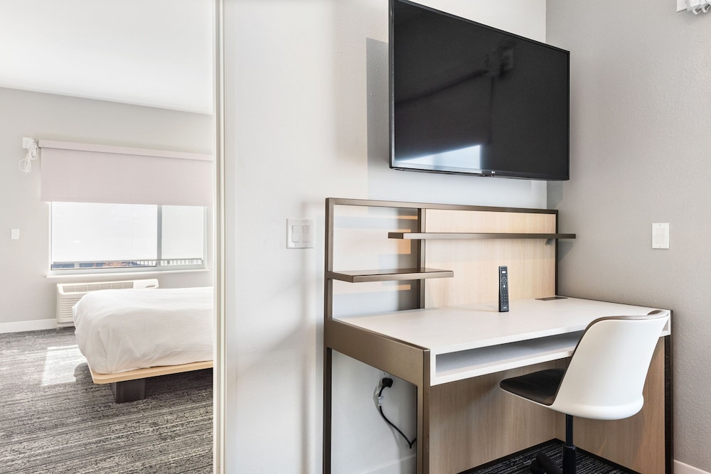 Suite, 1 Bedroom (Mobility/Hearing Access, Roll-In Shwr) photo 2