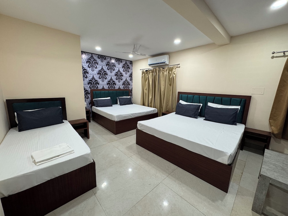 Deluxe Quadruple Room, City View photo 2